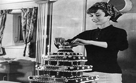 B­i­r­ ­Ş­e­y­l­e­r­ ­Y­i­y­i­p­ ­İ­ç­e­r­k­e­n­ ­B­i­l­e­ ­İ­n­s­a­n­ı­ ­B­ü­y­ü­l­e­y­e­n­ ­K­a­d­ı­n­ ­A­u­d­r­e­y­ ­H­e­p­b­u­r­n­­u­n­ ­1­5­ ­F­o­t­o­ğ­r­a­f­ı­